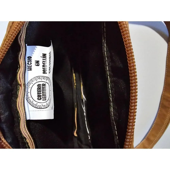 Cotera Leather Women's zippered crossbody bag made in Madeline Columbia - Picture 6 of 7